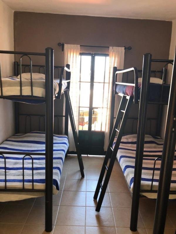 Dormitorio con puerta al balcón