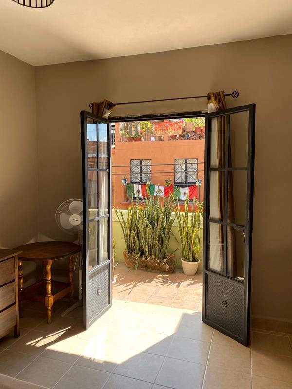 Habitación privada con balcón abierto
