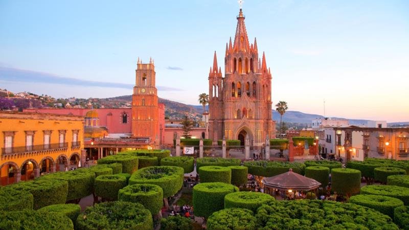 Jardín Principal y la Parroquia al atardecer